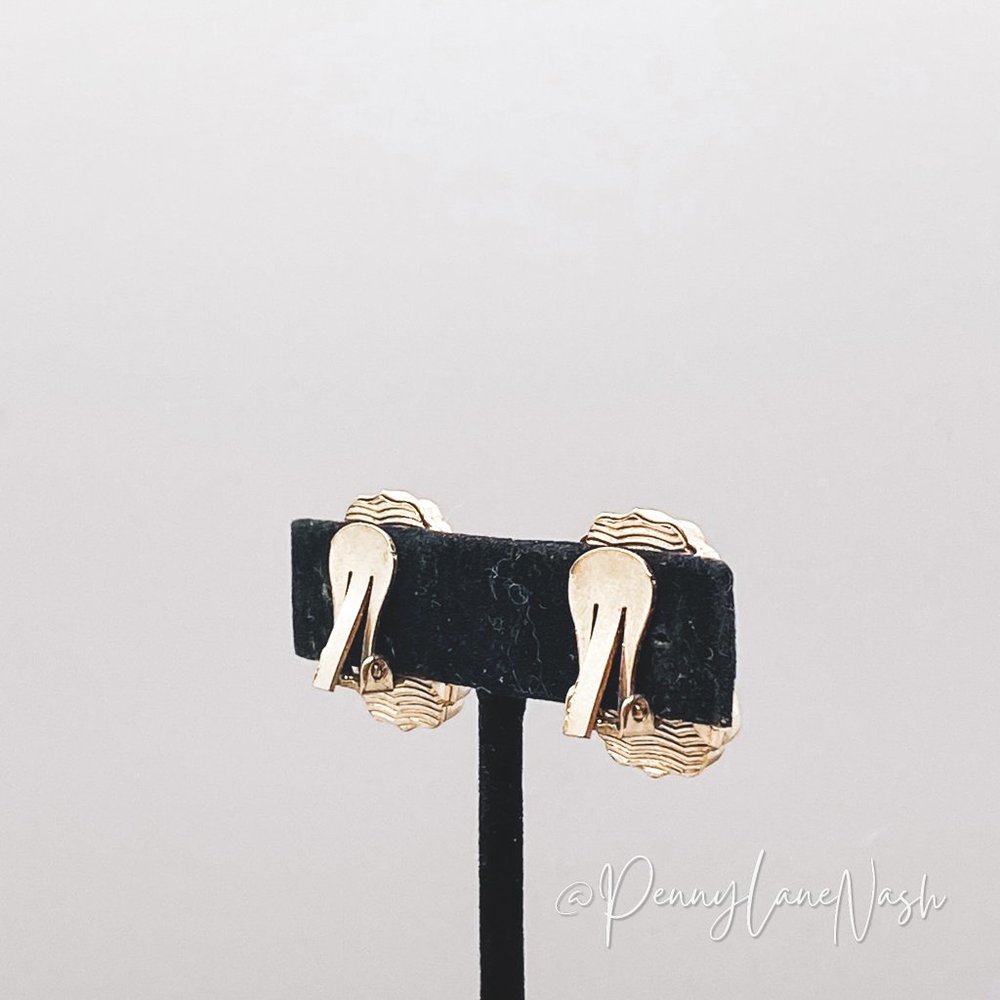 Vintage Framed Heart Etch Gold Plated Stud Earrings - Picture 4 of 7